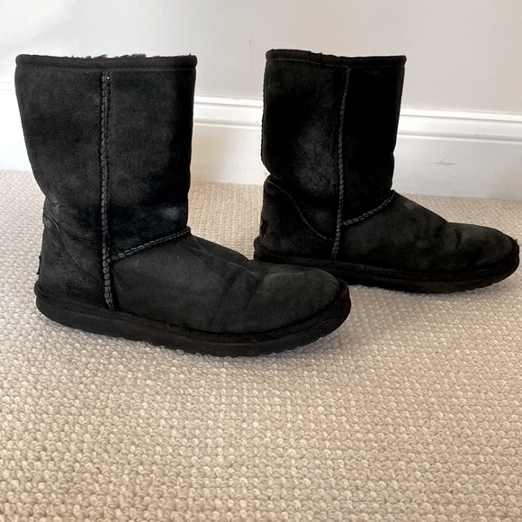 Ugg Classic Short II Shearling Lined in Black Size 7 - Picture 4 of 11